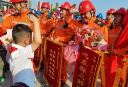 最美的花送给最可爱的人，郑州经开区实验小学学生送别抗灾抢险救援队