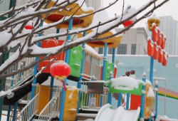 闻雪而动 共享快乐   郑州经开区实验幼儿园党员带头铲雪除冰活动