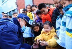 “幼儿园开进了一辆消防车”“消防车上的小秘密” 郑州经开区实验幼儿园邀请消防员到园为孩子们上新学期安全第一课