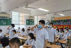 郑州八中举行“青春心向党 建功新时代“ 2023届14岁集体生日暨离队入团仪式