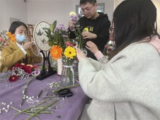 春暖三月，‘花’生美好  经开区龙飞中学开展三八妇女节教师活动