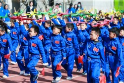 郑州市经开区滨河第二小学举办“为祖国点赞 为家乡添彩”春季运动会