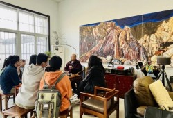 “行走的艺术课堂 郑州科技学院把专业课堂搬到了户外