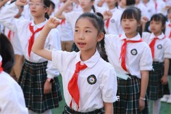 筑牢红色根脉 争做少先队员 郑州经开区外国语小学举行“庆六一”入队仪式