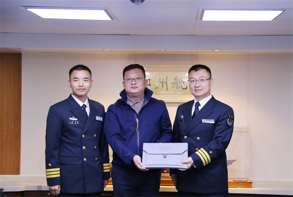 万里海疆的特殊回礼 经开区泰和小学全体学生收到郑州舰官兵的六一节礼物