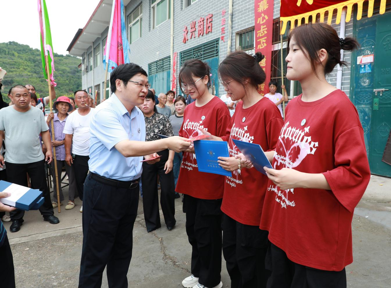 三胞胎考上同一所大学 校长主动化身“邮差”送去通知书……