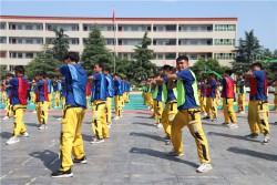 郑州万通汽车学校把军事素质拓展训练作为“开学第一课”
