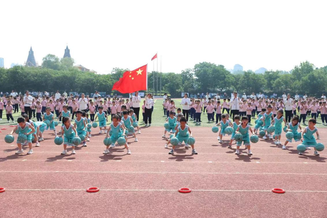 郑州市郑东新区龙子湖幼儿园、育翔幼儿园、龙子湖第二幼儿园千人亲子运动会激情上演