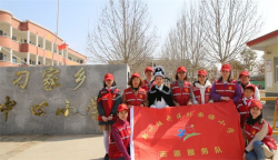 郑州经开区外国语小学开展雷锋日志愿结对帮扶活动