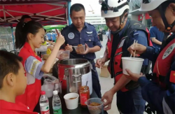 “谢谢叔叔们从外地前来支援”  郑州经开区外国语小学学生亲手做饭向救援队致谢