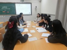 “学”为中心聚课堂，以“生”为本促成长     郑州经开区外国语小学教育集团总校区开展数学教研活动