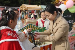 走进郑州经开区实验小学，感受烟火里的传统     经开区实验小学举行第五届传统文化艺术节