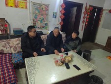 春节慰问送温暖 “九龙”真情暖人心——郑州经开区九龙中学开展2025年春节前走访慰问离退休同志活动