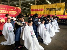 暖“新”义剪！郑州欧曼谛职业技能培训学校为物流小哥解决头等大事