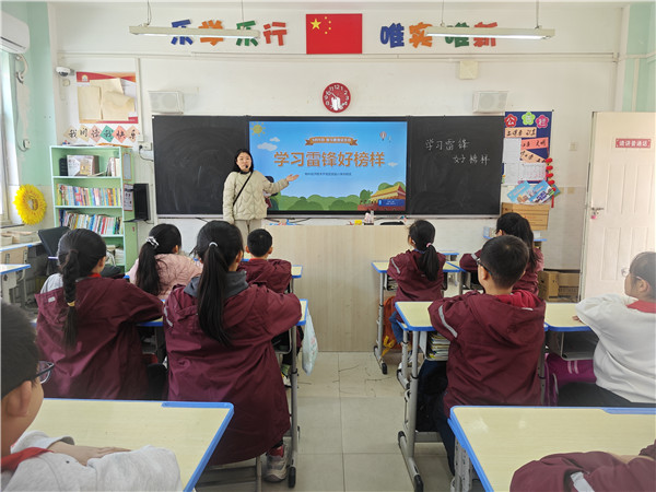 乐声传递温暖   雷锋精神领航        郑州经开区实验小学教育集团总校区开展唱雷锋歌曲活动