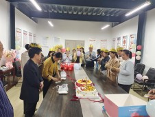 郑州经开区九龙中学举行“春分雅集 师者生辰”主题生日会 以人文关怀滋养育人沃土